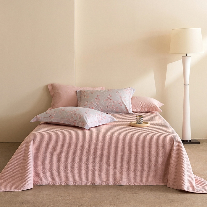 91家纺网 家纺一手货源 找家纺 立奥被业 2026新品冰丝棉夏被四件套竹节纱夏被四件套 殷枝静语-粉