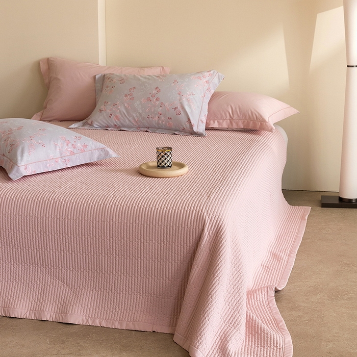 91家纺网 家纺一手货源 找家纺 立奥被业 2026新品冰丝棉夏被四件套竹节纱夏被四件套 殷枝静语-粉