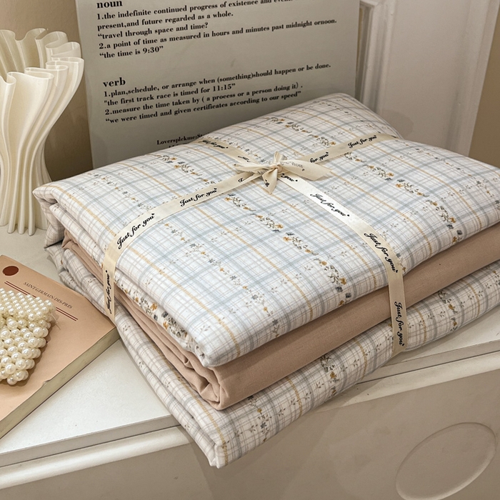 91家纺网 家纺一手货源 找家纺 亿梵家居 2025新款A类母婴级有氧全棉纯棉双层纱纯棉印花四件套-叠拍图浅韵