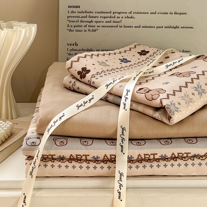 91家纺网 家纺一手货源 找家纺 亿梵家居 2025新款A类母婴级有氧全棉纯棉双层纱纯棉印花四件套-叠拍图冬峪熊-咖