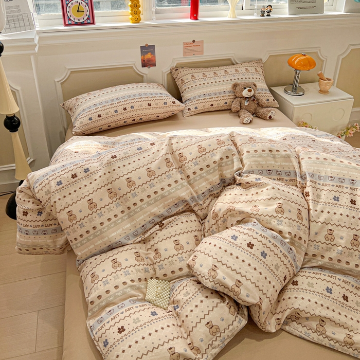 91家纺网 家纺一手货源 找家纺 亿梵家居 2025新款A类母婴级有氧全棉纯棉双层纱纯棉印花四件套-叠拍图冬峪熊-咖