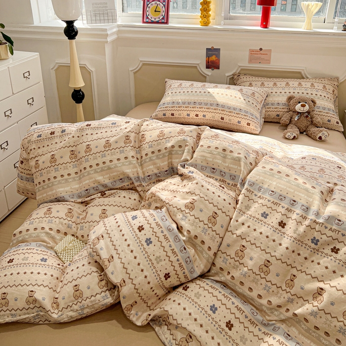 91家纺网 家纺一手货源 找家纺 亿梵家居 2025新款A类母婴级有氧全棉纯棉双层纱纯棉印花四件套-叠拍图冬峪熊-咖