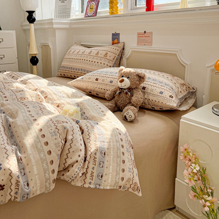 91家纺网 家纺一手货源 找家纺 亿梵家居 2025新款A类母婴级有氧全棉纯棉双层纱纯棉印花四件套-叠拍图冬峪熊-咖