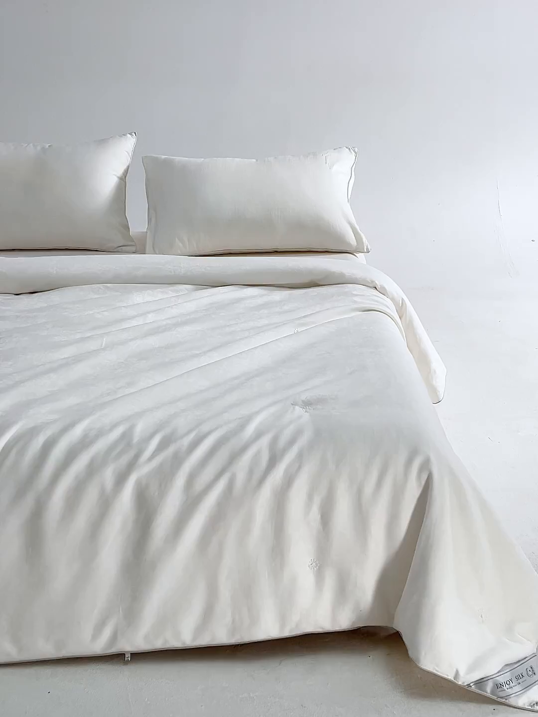 91家纺网 家纺一手货源 找家纺 茧月家纺 2026新款全棉蚕丝被100%柞蚕丝 纯手工蚕丝夏被 国标合格品支持检测 牡丹花-白色