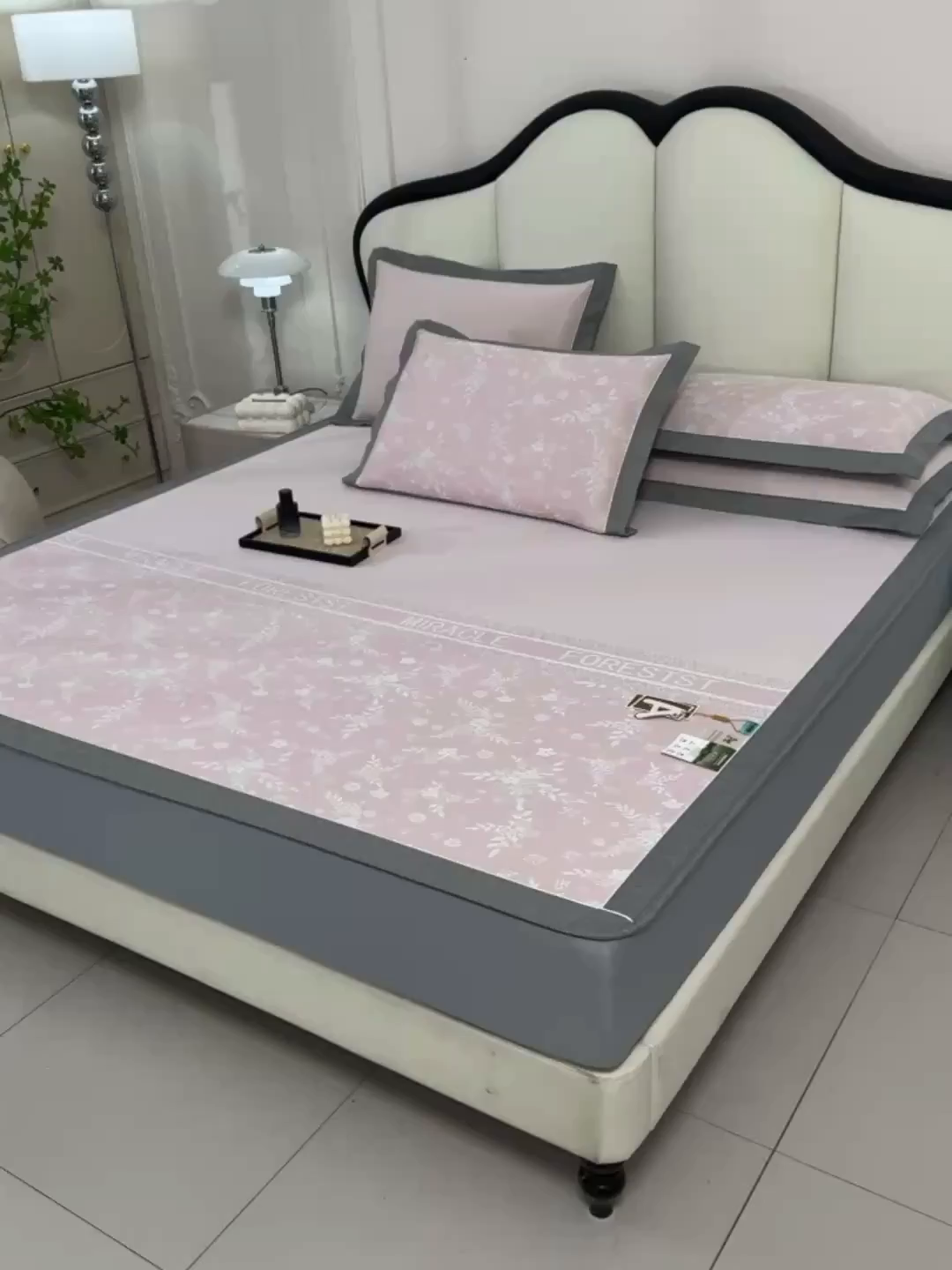 91家纺网 家纺一手货源 找家纺 小牛席业 2026新款半定位小提花凉感冰丝席系列凉席藤席冰藤双面席冰丝席竹席凉席空调席草席三件套 粉色