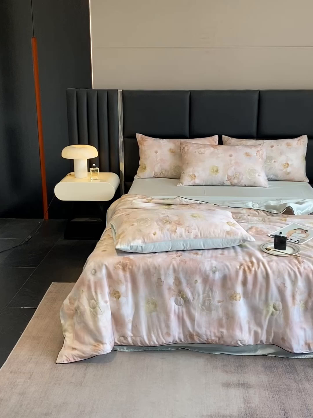 91家纺网 家纺一手货源 找家纺 优贝家纺 2026新款100%莱赛尔天丝面料数码印花天丝夏被四件套 花开半夏