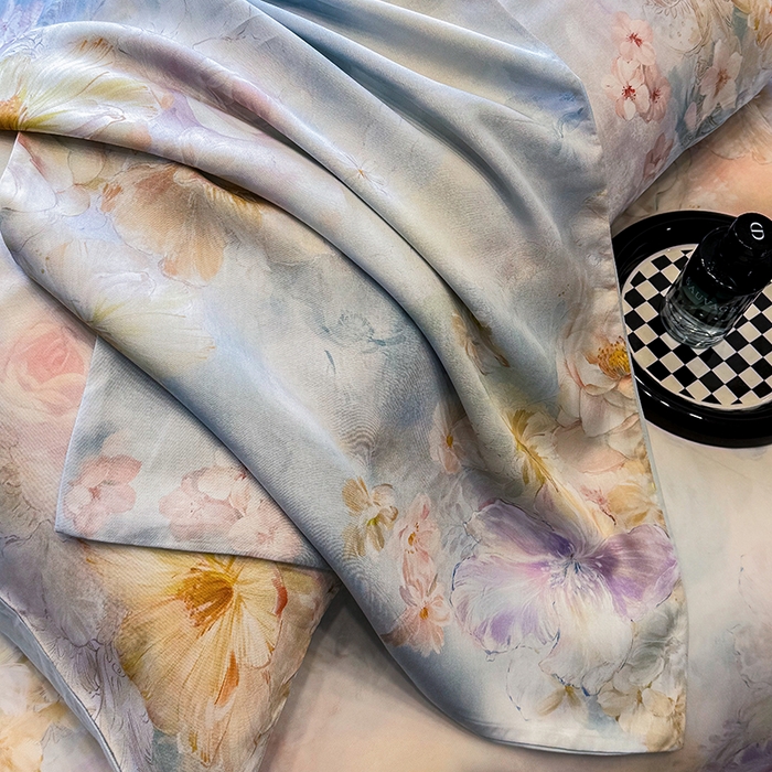 91家纺网 家纺一手货源 找家纺 绒棉世家 2026新款100%莱赛尔天丝面料数码印花四件套 蓝花遍地