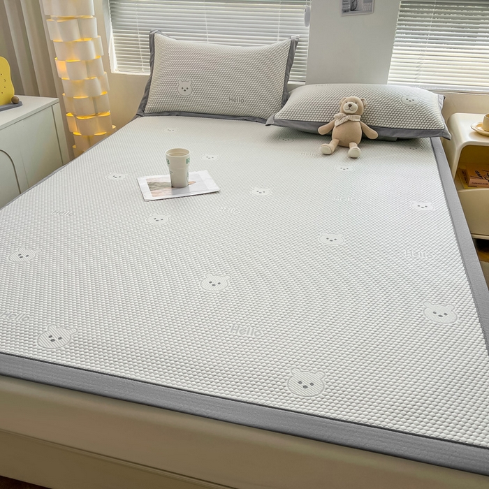 91家纺网 家纺一手货源 找家纺 凯罗 2026新款可水洗凉豆豆夏季席子凉席三件套 Hello--熊