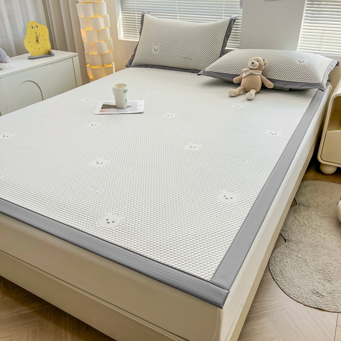 91家纺网 家纺一手货源 找家纺 凯罗 2026新款可水洗凉豆豆夏季席子凉席三件套 Hello--熊