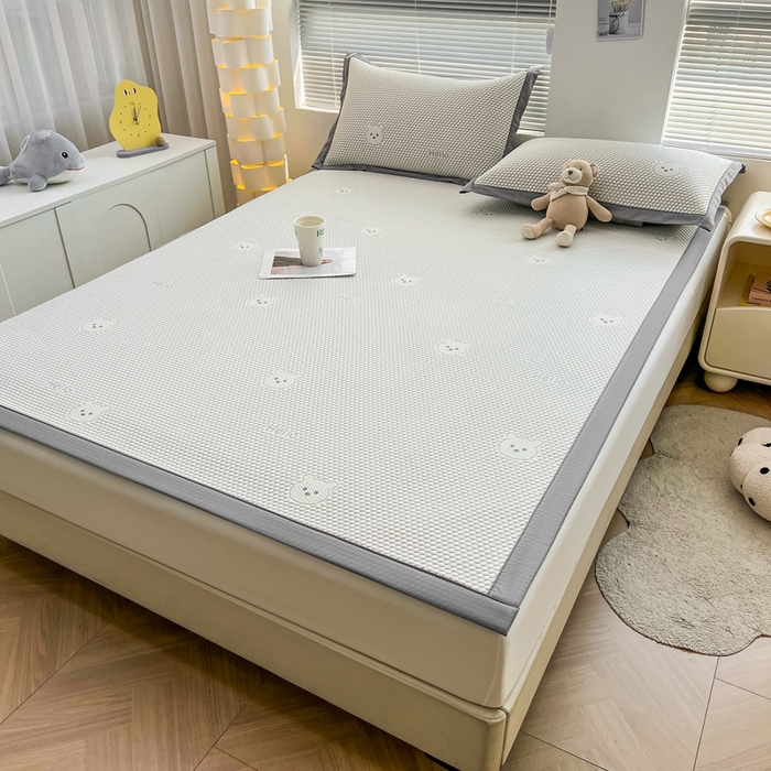 91家纺网 家纺一手货源 找家纺 凯罗 2026新款可水洗凉豆豆夏季席子凉席三件套 Hello--熊