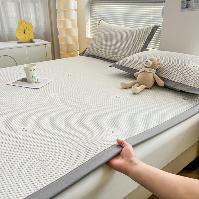 91家纺网 家纺一手货源 找家纺 凯罗 2026新款可水洗凉豆豆夏季席子凉席三件套 Hello--熊