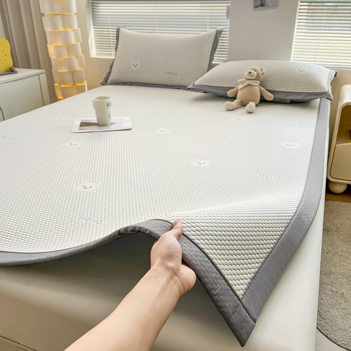 91家纺网 家纺一手货源 找家纺 凯罗 2026新款可水洗凉豆豆夏季席子凉席三件套 Hello--熊