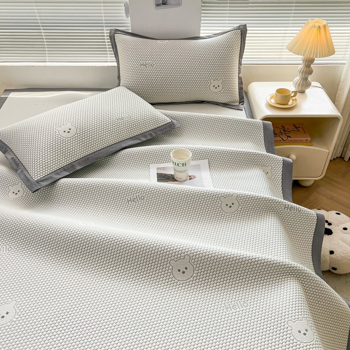 91家纺网 家纺一手货源 找家纺 凯罗 2026新款可水洗凉豆豆夏季席子凉席三件套 Hello--熊