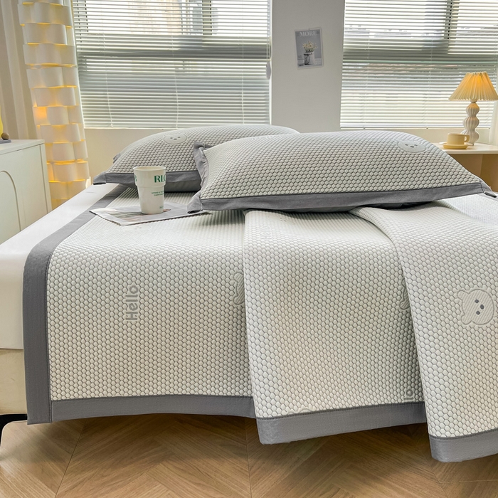 91家纺网 家纺一手货源 找家纺 凯罗 2026新款可水洗凉豆豆夏季席子凉席三件套 Hello--熊