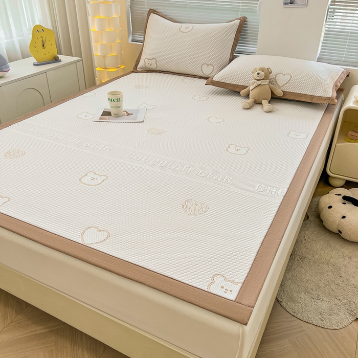 91家纺网 家纺一手货源 找家纺 凯罗 2026新款可水洗凉豆豆夏季席子凉席三件套 爱心小熊-咖