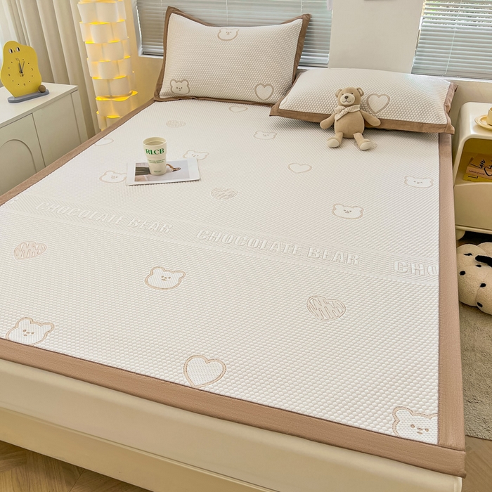 91家纺网 家纺一手货源 找家纺 凯罗 2026新款可水洗凉豆豆夏季席子凉席三件套 爱心小熊-咖