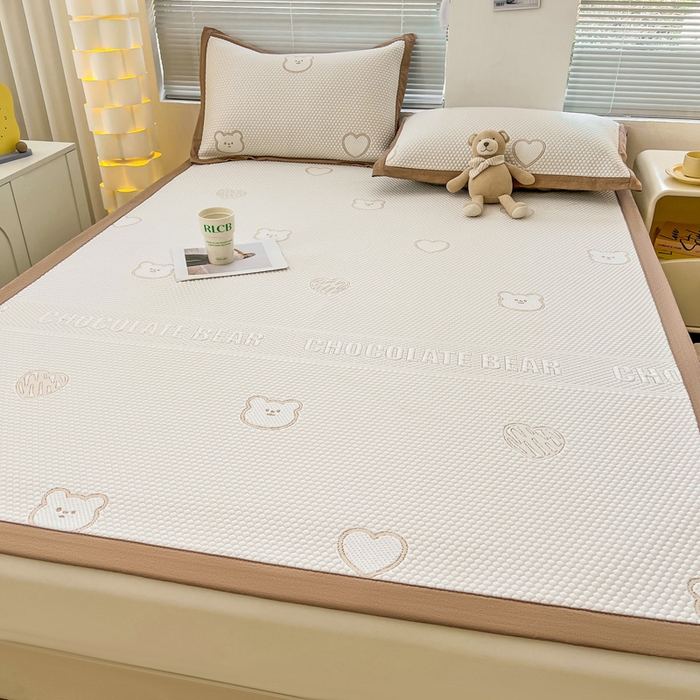 91家纺网 家纺一手货源 找家纺 凯罗 2026新款可水洗凉豆豆夏季席子凉席三件套 爱心小熊-咖