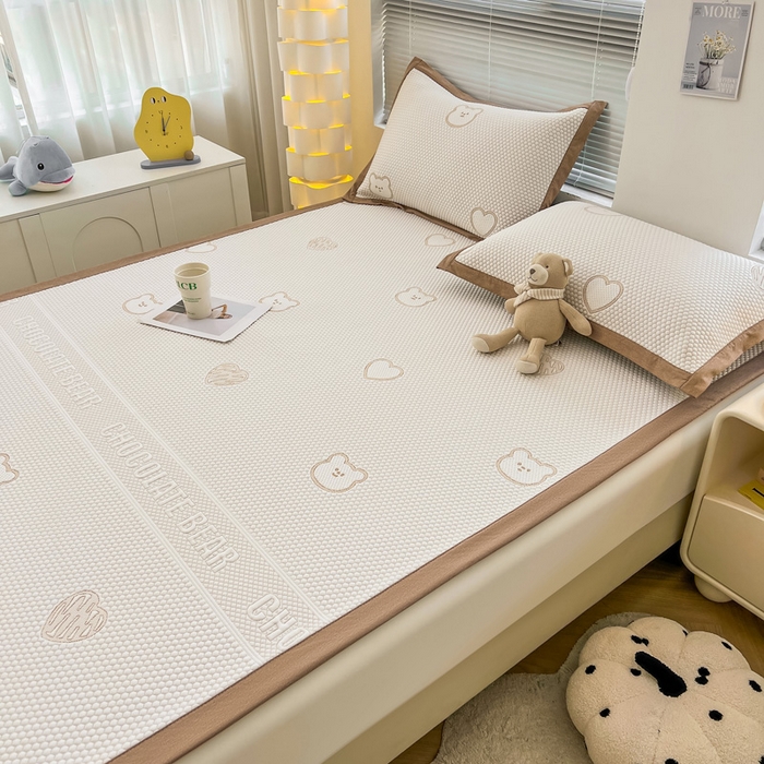 91家纺网 家纺一手货源 找家纺 凯罗 2026新款可水洗凉豆豆夏季席子凉席三件套 爱心小熊-咖