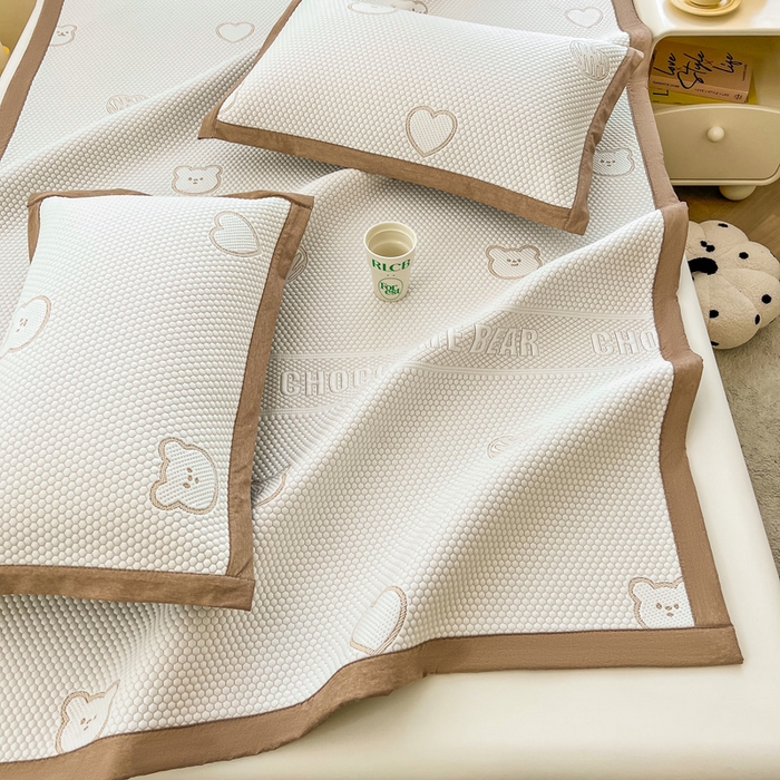 91家纺网 家纺一手货源 找家纺 凯罗 2026新款可水洗凉豆豆夏季席子凉席三件套 爱心小熊-咖