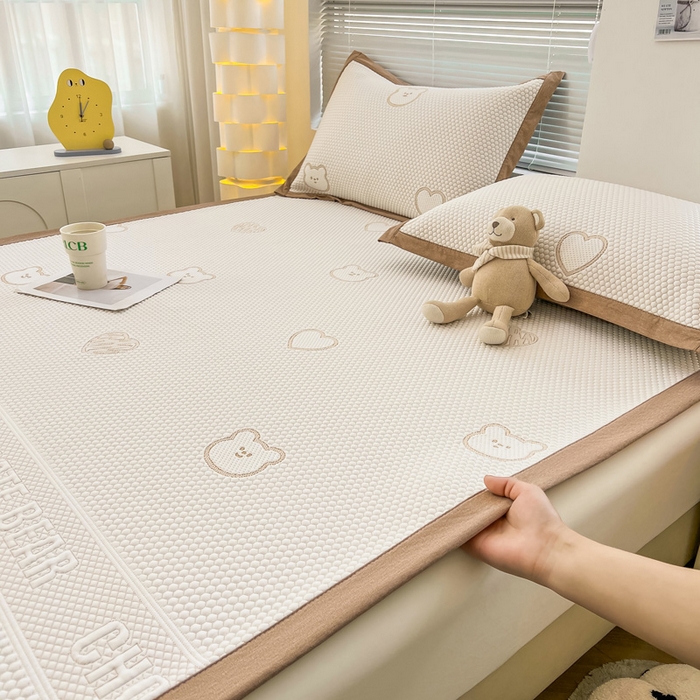 91家纺网 家纺一手货源 找家纺 凯罗 2026新款可水洗凉豆豆夏季席子凉席三件套 爱心小熊-咖