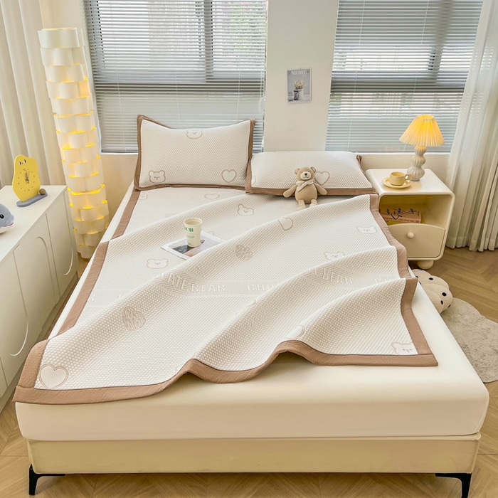 91家纺网 家纺一手货源 找家纺 凯罗 2026新款可水洗凉豆豆夏季席子凉席三件套 爱心小熊-咖