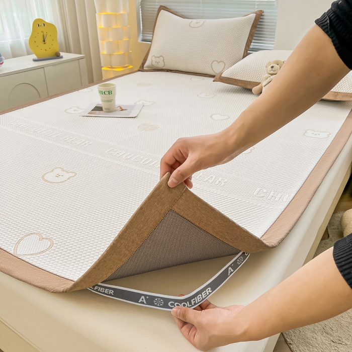 91家纺网 家纺一手货源 找家纺 凯罗 2026新款可水洗凉豆豆夏季席子凉席三件套 爱心小熊-咖