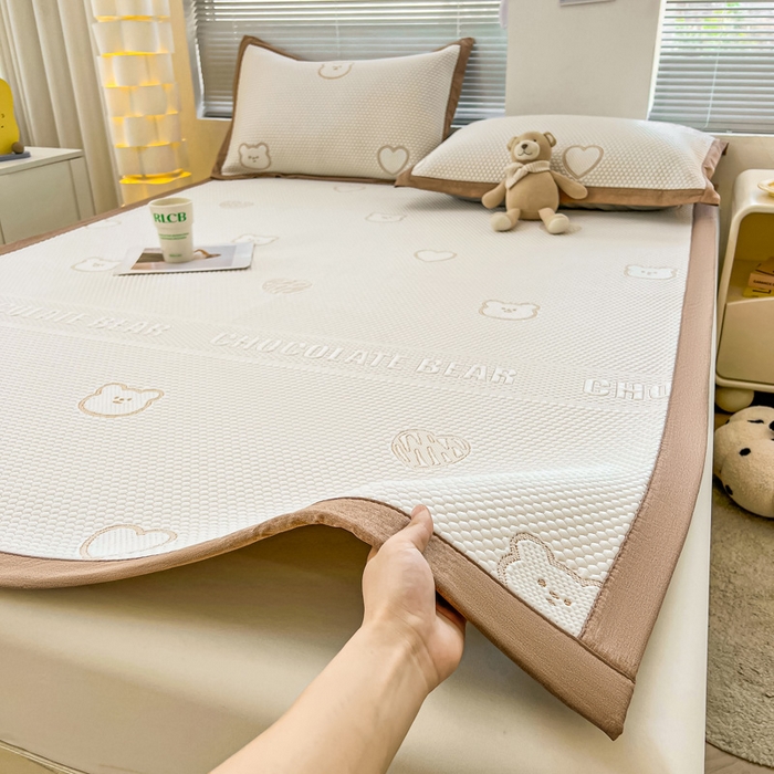 91家纺网 家纺一手货源 找家纺 凯罗 2026新款可水洗凉豆豆夏季席子凉席三件套 爱心小熊-咖