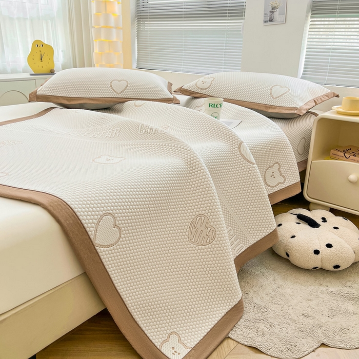 91家纺网 家纺一手货源 找家纺 凯罗 2026新款可水洗凉豆豆夏季席子凉席三件套 爱心小熊-咖