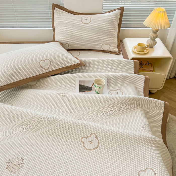 91家纺网 家纺一手货源 找家纺 凯罗 2026新款可水洗凉豆豆夏季席子凉席三件套 爱心小熊-咖