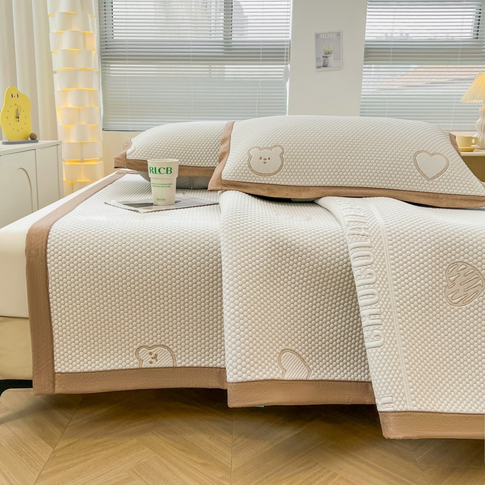 91家纺网 家纺一手货源 找家纺 凯罗 2026新款可水洗凉豆豆夏季席子凉席三件套 爱心小熊-咖