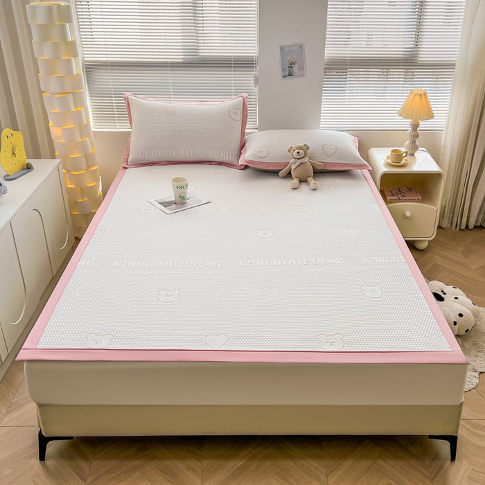 91家纺网 家纺一手货源 找家纺 凯罗 2026新款可水洗凉豆豆夏季席子凉席三件套 爱心小熊--浅粉