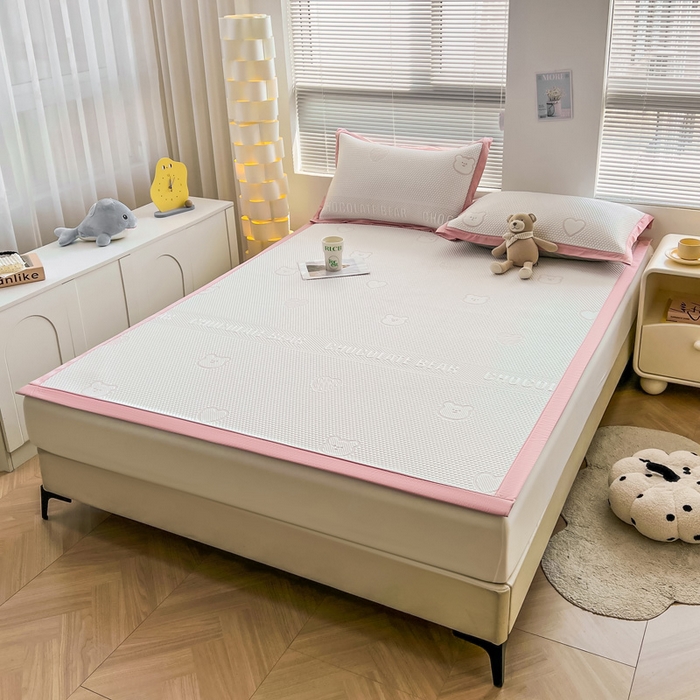 91家纺网 家纺一手货源 找家纺 凯罗 2026新款可水洗凉豆豆夏季席子凉席三件套 爱心小熊--浅粉