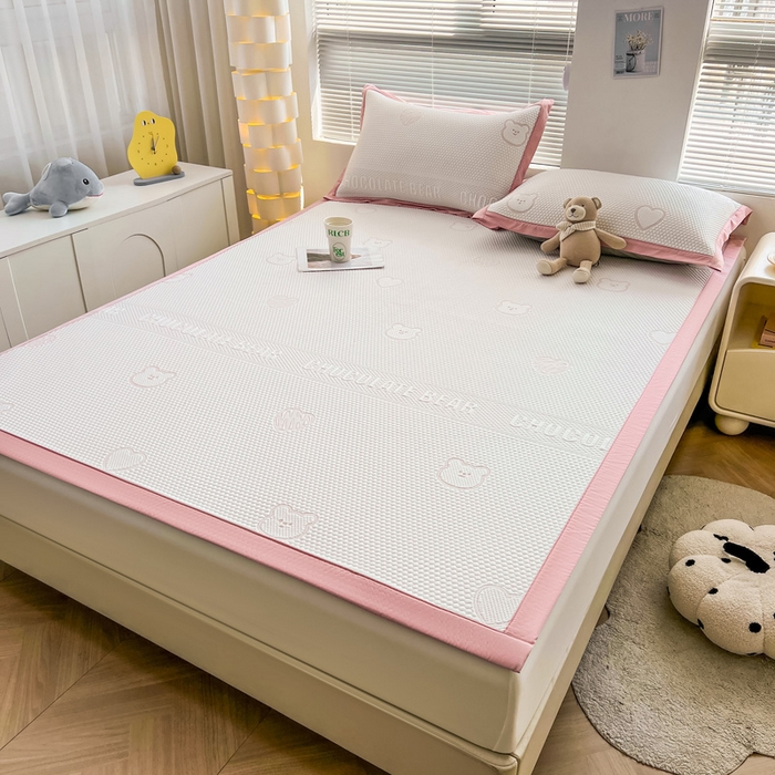 91家纺网 家纺一手货源 找家纺 凯罗 2026新款可水洗凉豆豆夏季席子凉席三件套 爱心小熊--浅粉