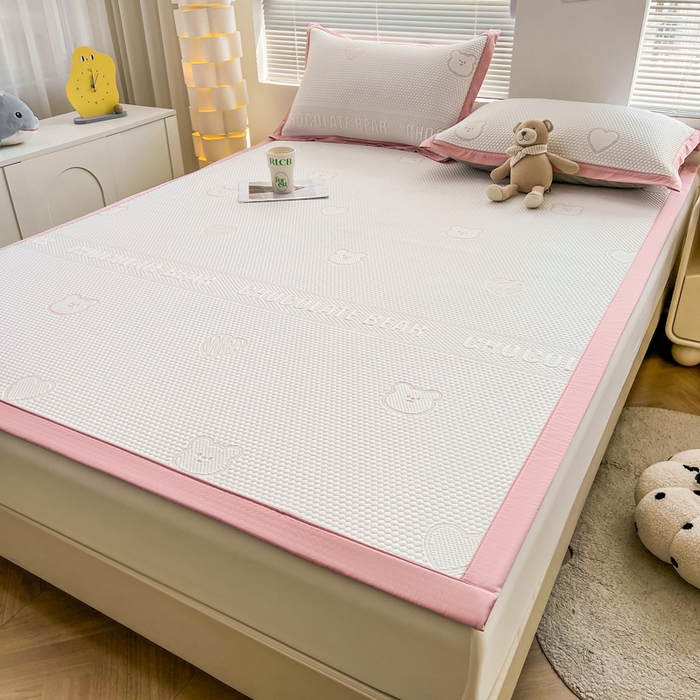 91家纺网 家纺一手货源 找家纺 凯罗 2026新款可水洗凉豆豆夏季席子凉席三件套 爱心小熊--浅粉