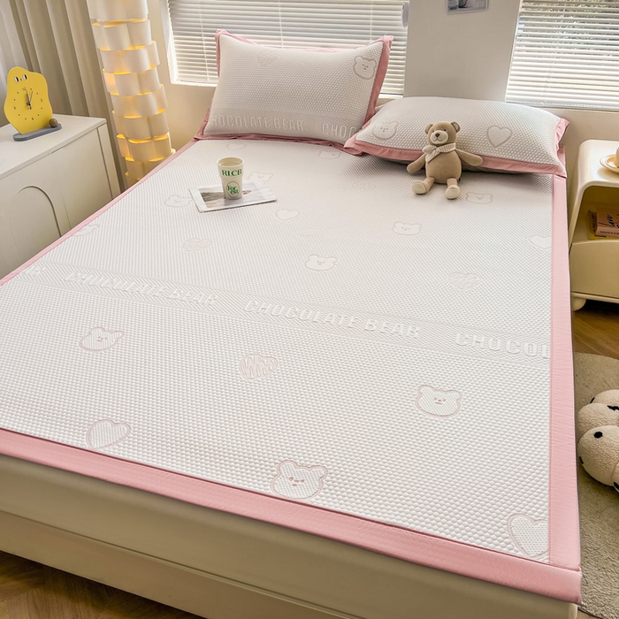 91家纺网 家纺一手货源 找家纺 凯罗 2026新款可水洗凉豆豆夏季席子凉席三件套 爱心小熊--浅粉