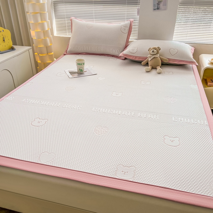 91家纺网 家纺一手货源 找家纺 凯罗 2026新款可水洗凉豆豆夏季席子凉席三件套 爱心小熊--浅粉