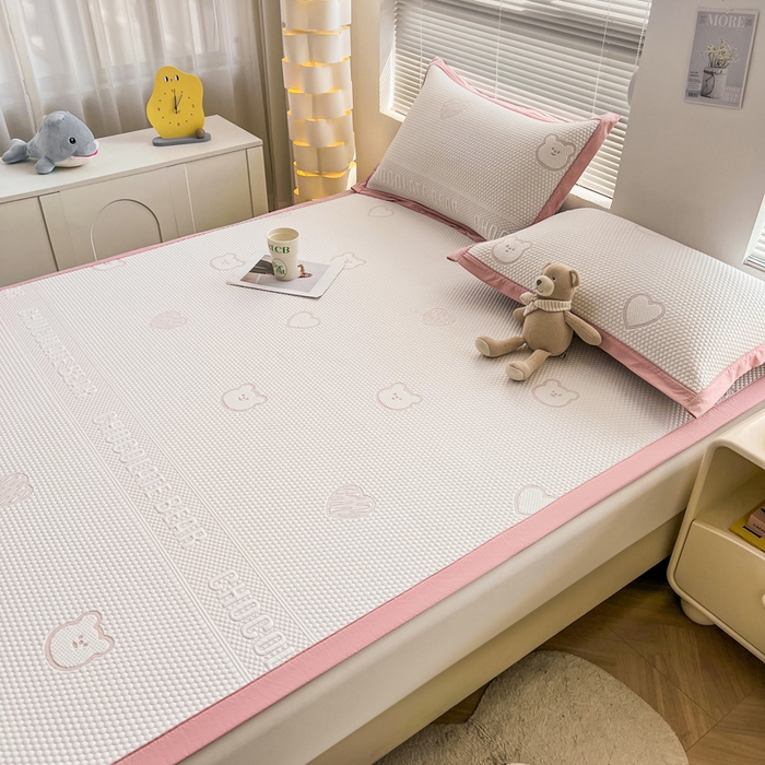 91家纺网 家纺一手货源 找家纺 凯罗 2026新款可水洗凉豆豆夏季席子凉席三件套 爱心小熊--浅粉