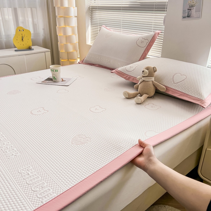 91家纺网 家纺一手货源 找家纺 凯罗 2026新款可水洗凉豆豆夏季席子凉席三件套 爱心小熊--浅粉