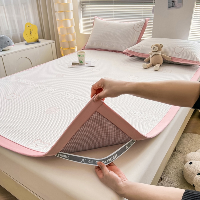 91家纺网 家纺一手货源 找家纺 凯罗 2026新款可水洗凉豆豆夏季席子凉席三件套 爱心小熊--浅粉