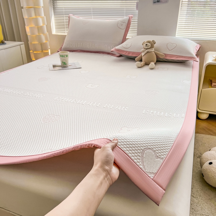 91家纺网 家纺一手货源 找家纺 凯罗 2026新款可水洗凉豆豆夏季席子凉席三件套 爱心小熊--浅粉