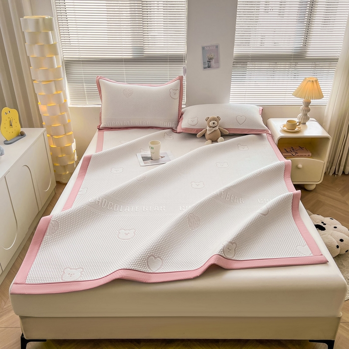 91家纺网 家纺一手货源 找家纺 凯罗 2026新款可水洗凉豆豆夏季席子凉席三件套 爱心小熊--浅粉