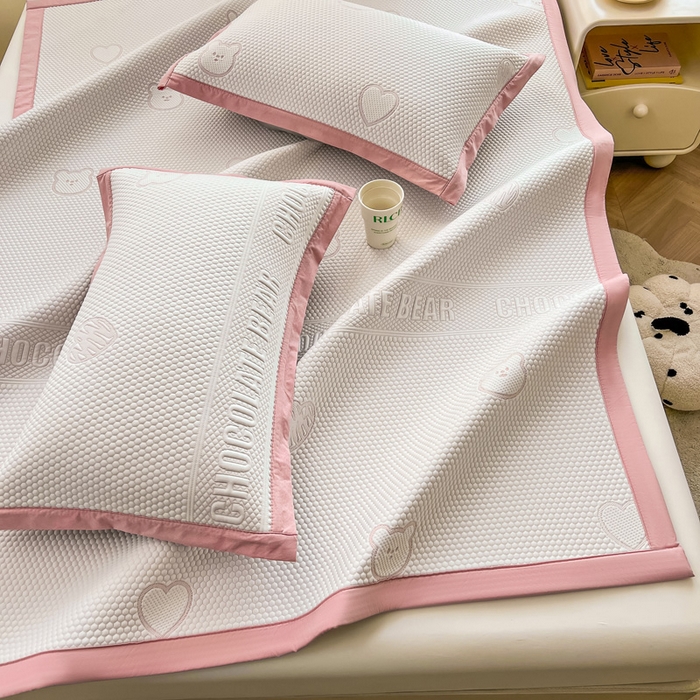 91家纺网 家纺一手货源 找家纺 凯罗 2026新款可水洗凉豆豆夏季席子凉席三件套 爱心小熊--浅粉