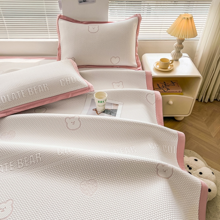 91家纺网 家纺一手货源 找家纺 凯罗 2026新款可水洗凉豆豆夏季席子凉席三件套 爱心小熊--浅粉