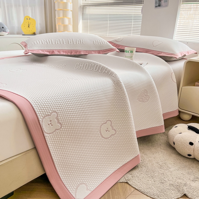 91家纺网 家纺一手货源 找家纺 凯罗 2026新款可水洗凉豆豆夏季席子凉席三件套 爱心小熊--浅粉