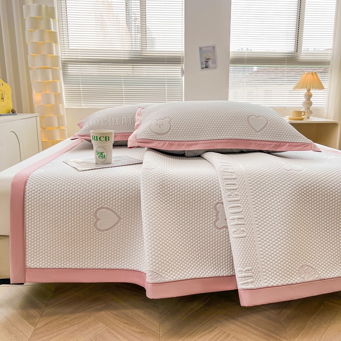 91家纺网 家纺一手货源 找家纺 凯罗 2026新款可水洗凉豆豆夏季席子凉席三件套 爱心小熊--浅粉