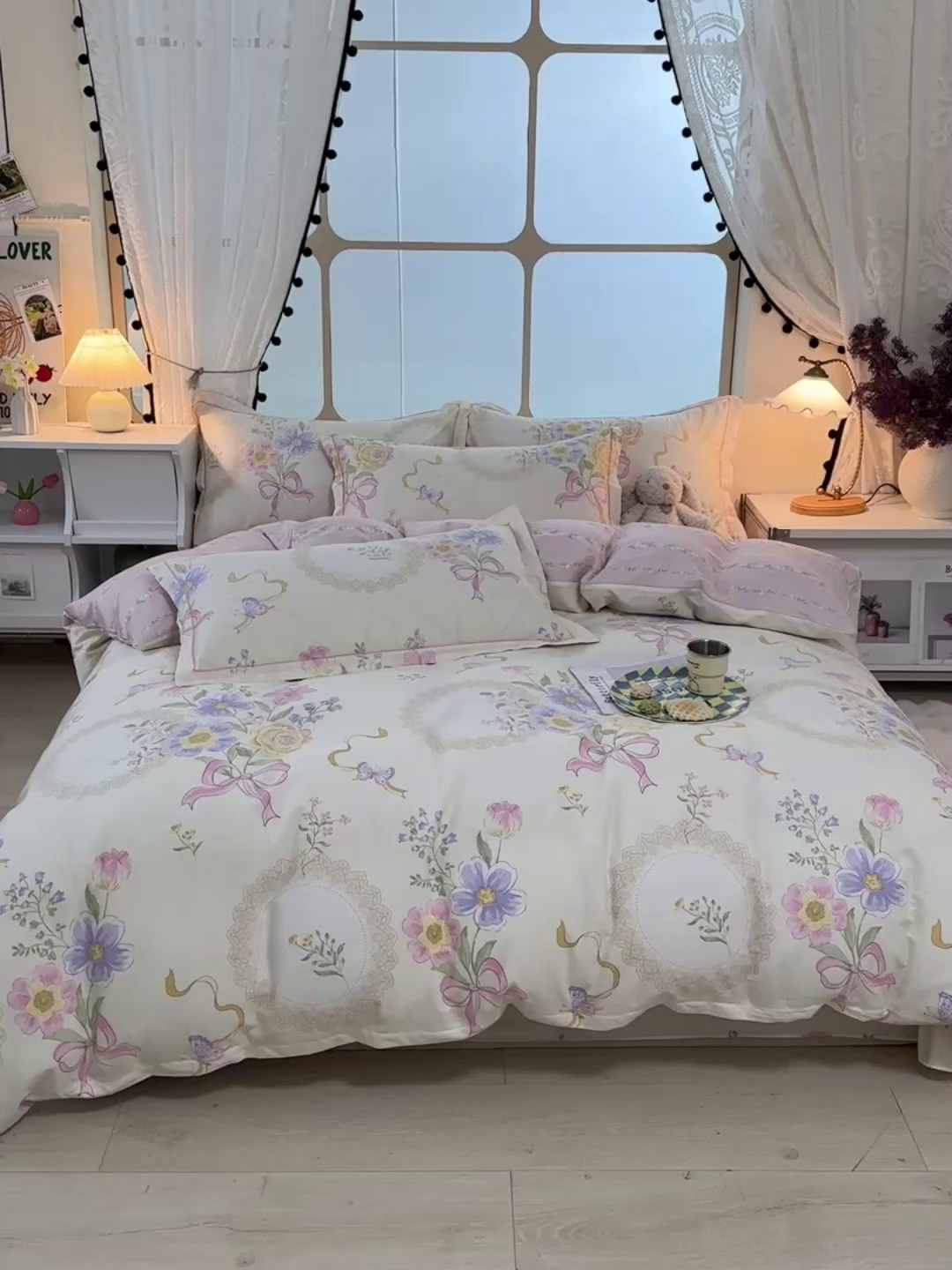 91家纺网 家纺一手货源 找家纺 绘萱家居 2026直播爆款一字绣吊边款纯棉100%全棉四件套印花百分百（喷气高品质） 柔粉蜜语