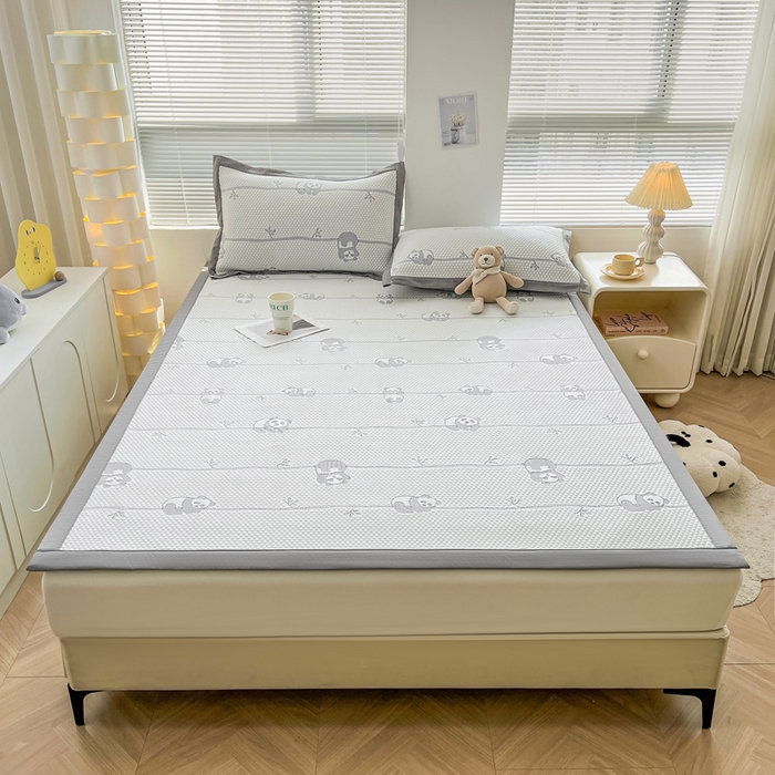 91家纺网 家纺一手货源 找家纺 凯罗 2026新款可水洗凉豆豆夏季席子凉席三件套 敦敦熊--蓝灰