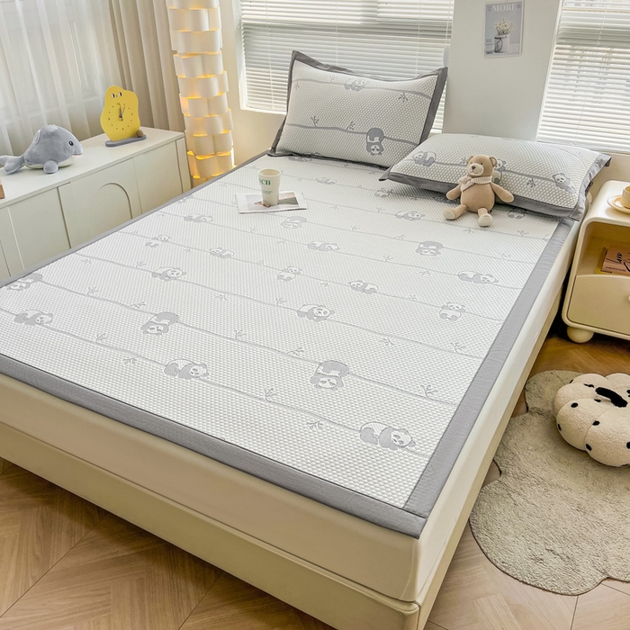 91家纺网 家纺一手货源 找家纺 凯罗 2026新款可水洗凉豆豆夏季席子凉席三件套 敦敦熊--蓝灰