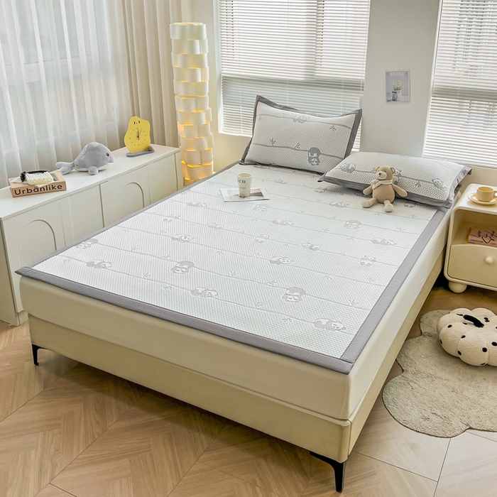 91家纺网 家纺一手货源 找家纺 凯罗 2026新款可水洗凉豆豆夏季席子凉席三件套 敦敦熊--蓝灰