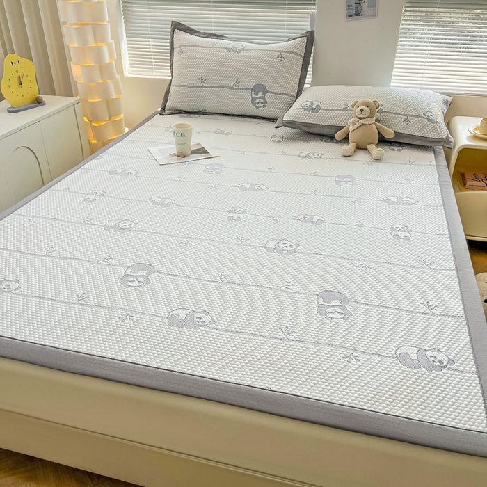 91家纺网 家纺一手货源 找家纺 凯罗 2026新款可水洗凉豆豆夏季席子凉席三件套 敦敦熊--蓝灰